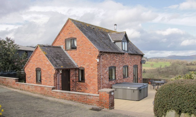 Garthmyl Cottage | WAGGONERS COTTAGE, family friendly, with hot tub in Garthmyl