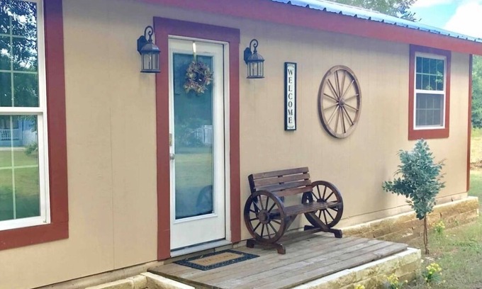 Waco Cottage | Wagon Wheel Cottage 10 Miles from Silos, Magnolia & Baylor