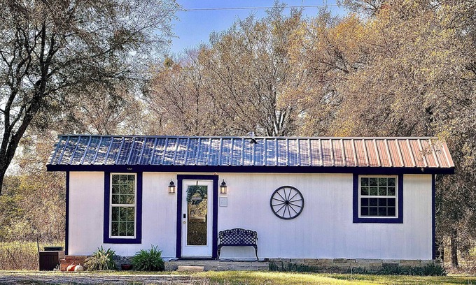 Waco Apartment | Wagon Wheel Cottage Couples Getaway in the Country