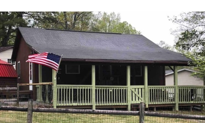 Pipestem Cottage | Wagon Wheel Cottage:Pet Friendly Cabin at Pipestem