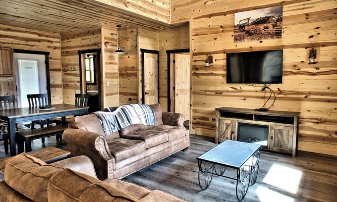 Gatlinburg - Pigeon Forge Resort | Wagon Wheel is a stunning log cabin located a short drive from Dollywood