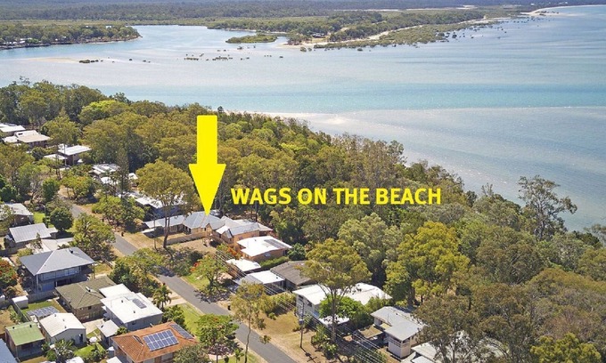 Toogoom House | Wags On The Beach - Toogoom - Beachfront- 4BR-Aircon- Pets OK