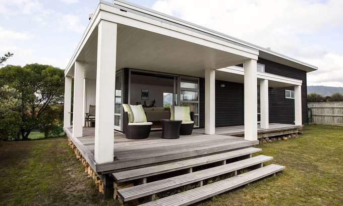 Waikanae Cottage | Waikanae Retreat - Waikanae Beach Holiday Home