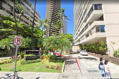 Waikiki Apartment | Waikiki Studio Steps to Beach-Mall Free Parking-WiFi