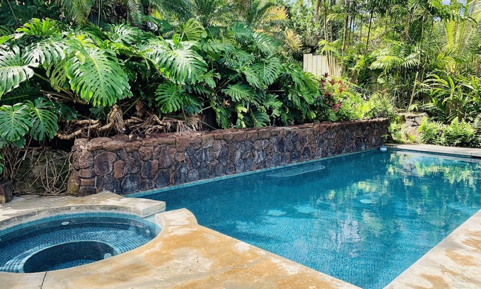 Pupukea House | Waimea Bay Tropical Retreat w/pool & jacuzzi 2 min walk from the beach!