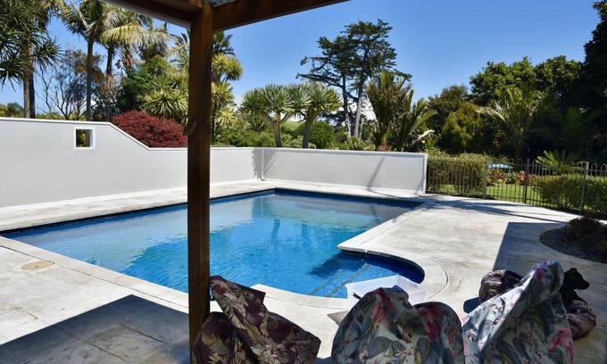 Gisborne House | WAINUI GARDEN HIDEAWAY a little gem in a garden paradise