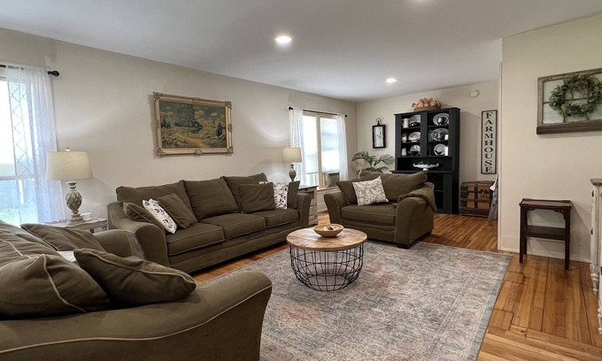 Oneonta House | Wake Robin Cottage - Recent renovation 4 bdrm/4 bath home close to tournaments