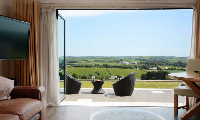 Marhamchurch Apartment | Wake Up To Outstanding Rolling Countryside Views, Underfloor Heating, Spa Bath
