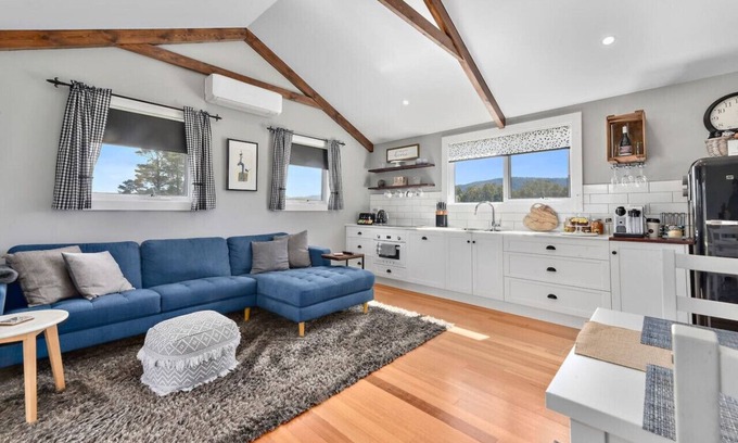 Mole Creek House | Wakefields - an enchanting mountain view cottage