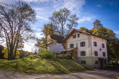Seeshaupt Apartment | Wald Apartments bei Schlossgaststätte Hohenberg - Seeshaupt, südlicher Stanberger See, kostenfrei Parken, Ladestation für Auto und Fahrad, WLAN, Natur pur