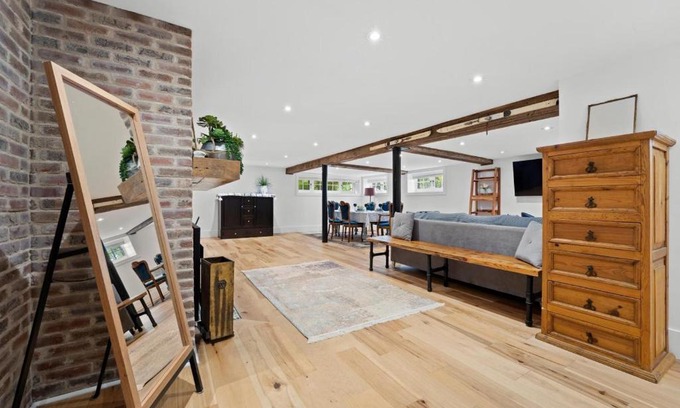 Burlington Apartment | Waldemar Charming Burlington lower level Apartment