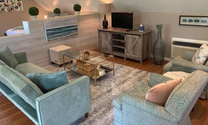 Reva Apartment | Walden Hall's Enchanted Poets’ Loft Studio Apt.