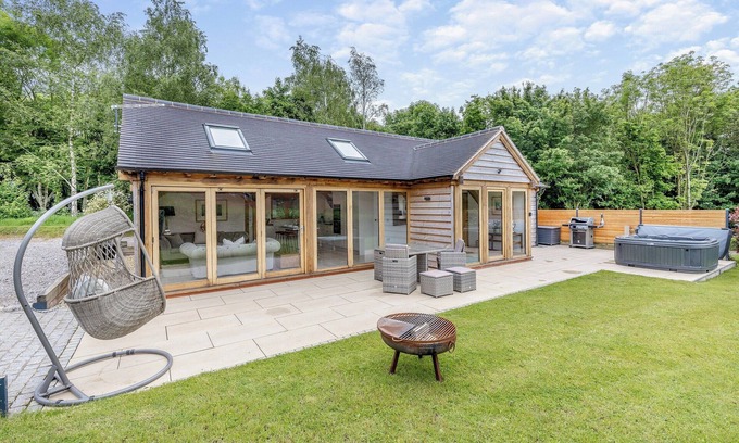 Uttoxeter Cottage | Walford Lodge - UK47305