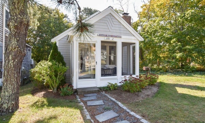 South Wellfleet Cottage | Walk 1/10 Mile to Lecount Hollow Beach!