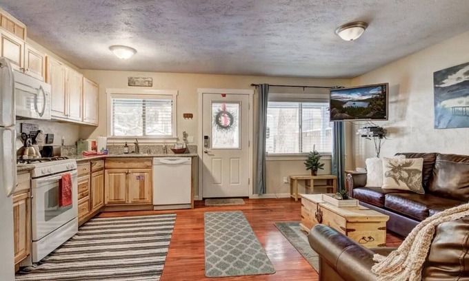 Al Tahoe House | Walk 2 Lake & Beaches Dining Shopping from your LakeHouse