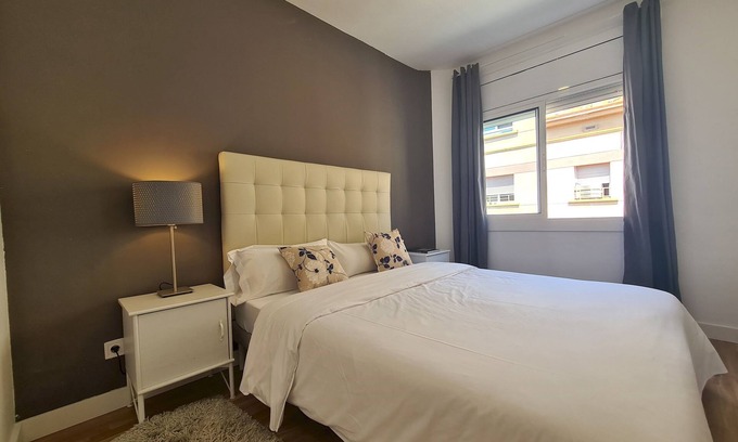 Collblanc y La Torrassa Apartment | WALK to CAMP NOU - Wi-Fi/AC/3 Bed by MyRentalHost