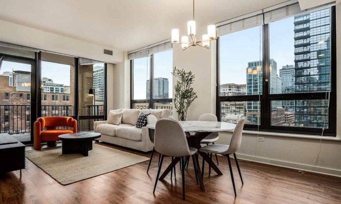 Near North Side Apartment | Walk Everywhere! 5 mins to Magnificent Mile, River