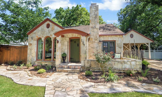 Boerne House | WALK EVERYWHERE, steps to Historic Downtown Boerne, 1920's cottage sleeps 6!
