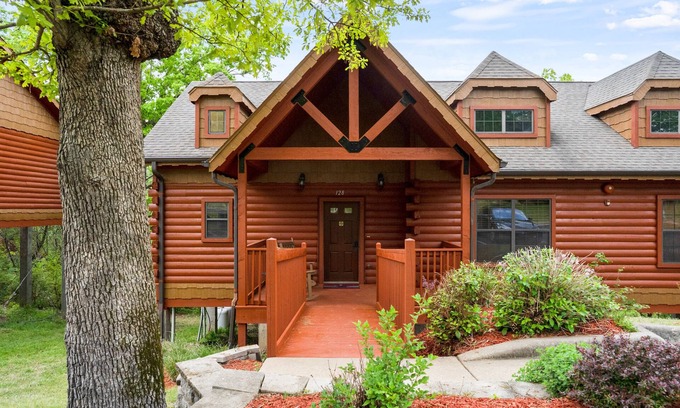 Branson Theater District Cabin | Walk-in Country Cabin in the Heart of Branson - Minutes from Attractions!