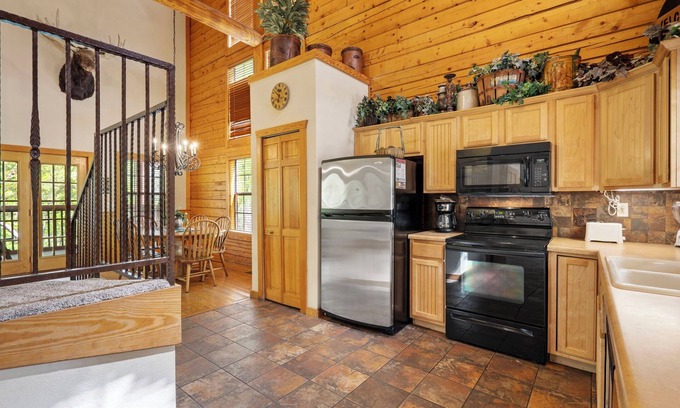 Branson Theater District Cabin | Walk-in Log Cabin with Fireplace & Screened-in Balcony - Heart of Branson