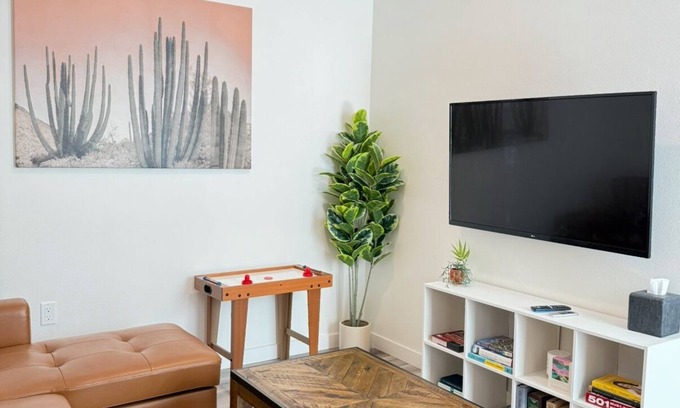 Hollywood Apartment | Walk of Fame ✦ Heart of Hollywood ✦ King Retreat