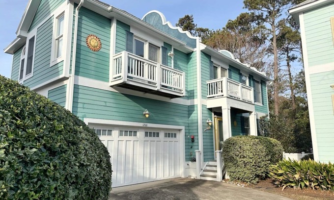 Bermuda Bay Condo | Walk on Water: Soundside, Community Pool and Clubhouse Access