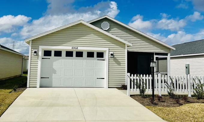 Okahumpka Villa | Walk or bike to the PITCH and PUTT, GAMES Themed Recreation Center, SAWGRASS and 55 min to Disney!