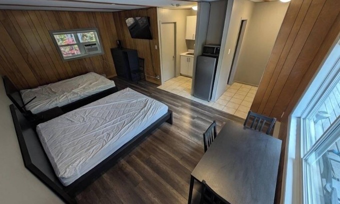 Dorset House | Walk out deck room 4. Minutes from the Lake, Boat Launch, Dorset