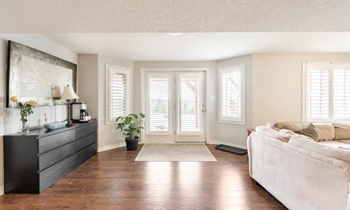 London House | Walk-out:patio:self Check-in:private:open-concept