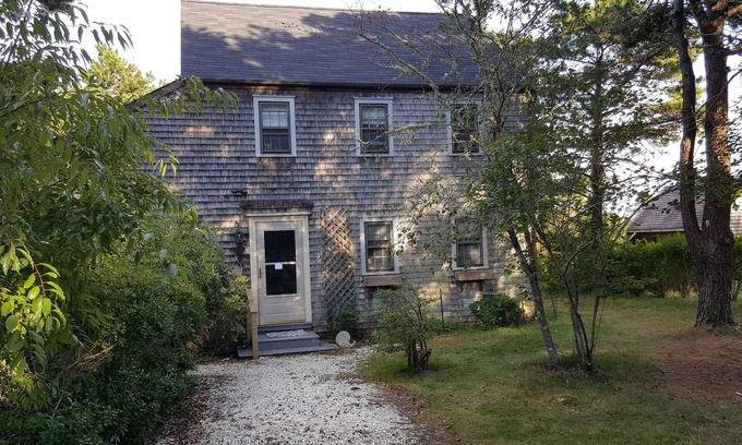 Eel Point House | WALK THROUGH THE MOORS BY LONG POND TO DIONIS BEACH | bikes & beach gear incl!