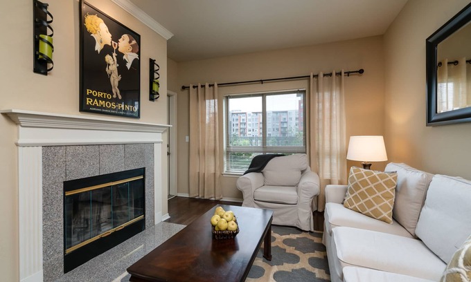 Moss Bay Apartment | Walk to all Kirkland has to offer
