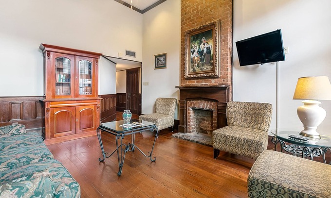 New Orleans Hotel | Walk to all the French Quarter attractions. Excellent location for a group.