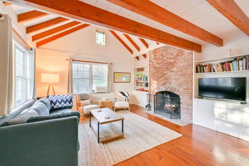 Beach Hampton House | Walk to Amagansett Beach Cottage with Deck!