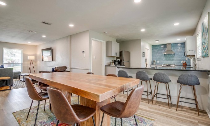 Arlington House | Walk to ATT! Newly remodeled with gorgeous Primary, two Ensuites!