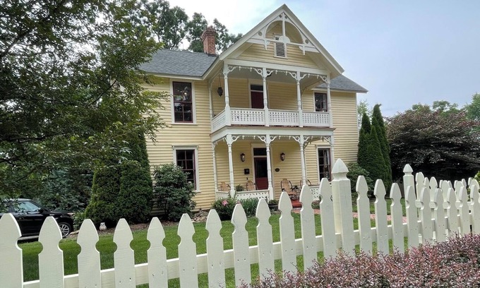 Falconhurst House | Walk to AVL's TOP restaurants, pubs, etc. Ashehville’s historic Falconhurst area