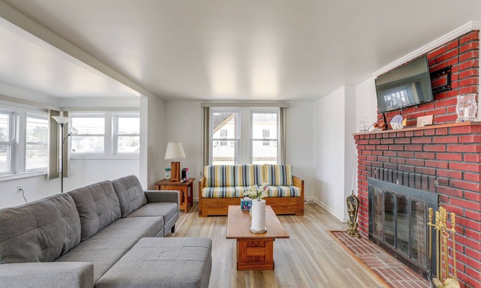 Surf City Apartment | Walk to Bay & Ocean: Pet-Friendly Surf City Apt