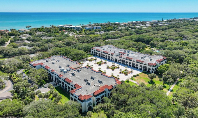 Central Beach Condo | Walk to Beach. RENOVATED & HUGE 3-bed &3-bath condo in Vero Beach