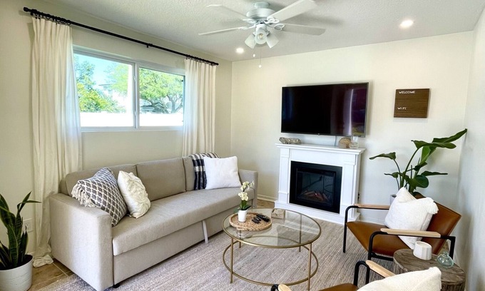 Jacksonville Beach House | ★Walk to Beach★ Fully Renovated and Modern Jax Beach Retreat