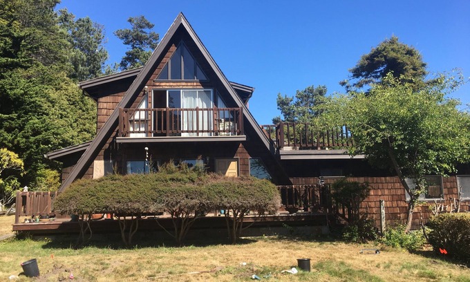 Fort Bragg House | Walk to beach and enjoy ocean view sunset from the expansive roof deck & master.