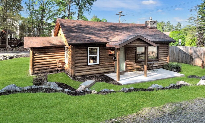 Lake George Cabin | Walk to Beach - Close to Town - Pet Friendly Cabin