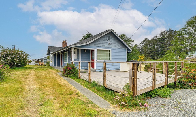 Smith River House | Walk to Beach: Cozy Home w/Deck in Smith River!