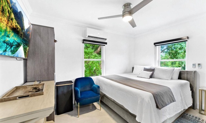 Tavernier Apartment | Walk to Beach + Dining, King Bed