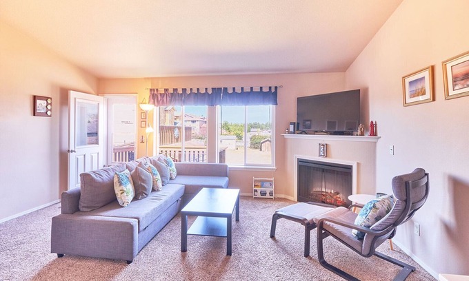 Long Beach House | Walk to beach & downtown, Pets Ok (Nautical)