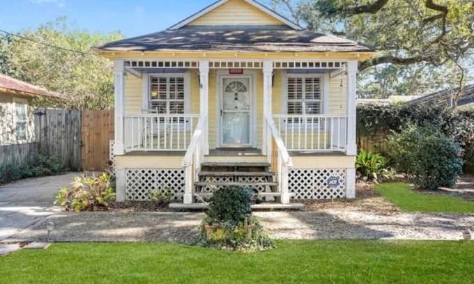 Gulfport House | Walk to Beach! Game Room! Pets! Screened porch!