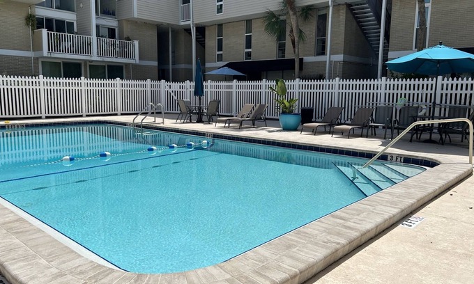 Jacksonville Condo | Walk to Beach & great restaurants!