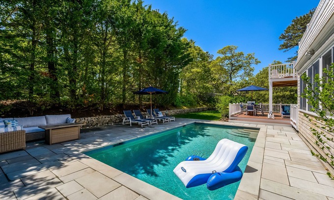 West Chatham House | Walk to Beach, Heated pool, AC, WiFi, modern coastal decor, dog friendly