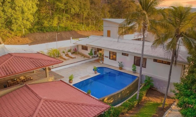 Coco Villa | Walk to Beach ~ Jacuzzi ~ Pool ~ Comfort & Space!