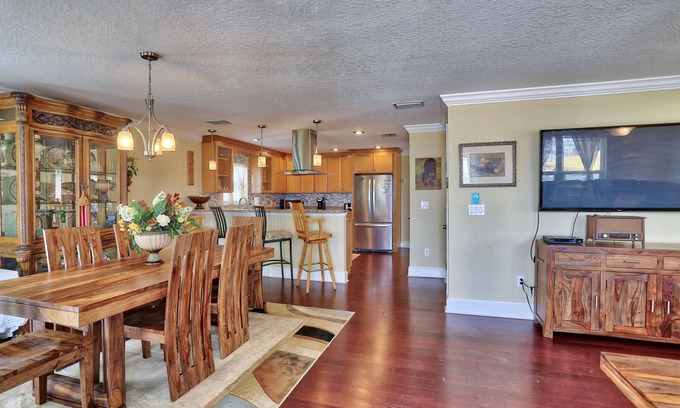 Gulfport House | ☀️Walk to Beach🐬Private Deck🌴Comfort Cove🌊Walking Distance to Restaurants