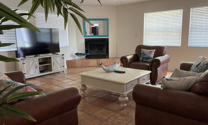 Largo House | Walk to Beach, restaurants, bars and shops “The Big House"