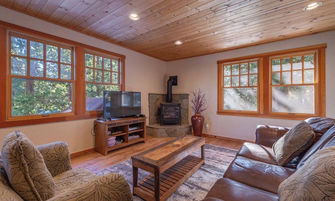 Tahoe City Cottage | Walk to Beach & Tahoe City Restaurants, Hot Tub, Dogs Ok- Fairway Retreat